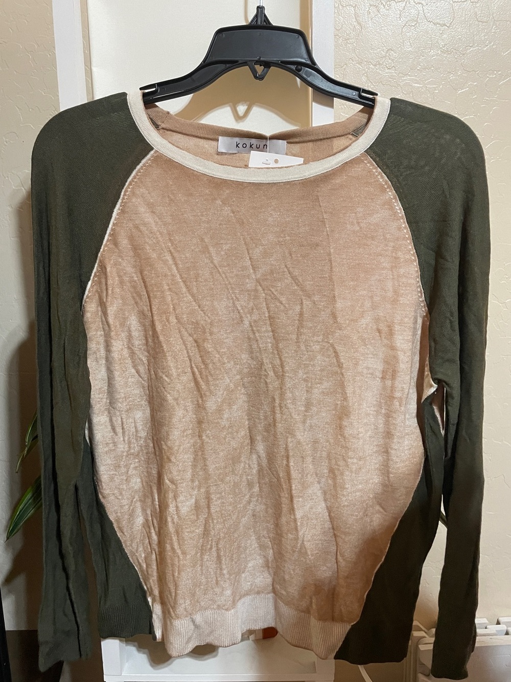 Kokun Two-Tone Raglan Top in Beige & Olive